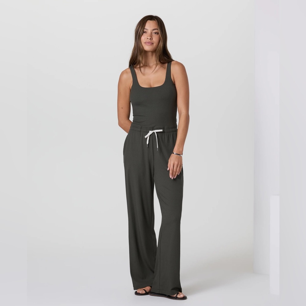 Women’s VUORI POSE SCOOP JUMPSUIT IN Olive Green KALE Medium M New MSRP $148